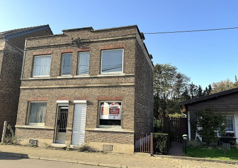 Amay: maison 4 façades à rénover avec long jardin dans un quartier fort agréable.