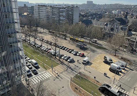 LOCATION: studio rénové vous offrant vue et lumière de dingue du haut de son 10ème étage!